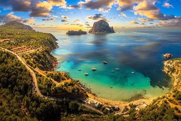 Proplouvání zálivem u ostrova Ibiza