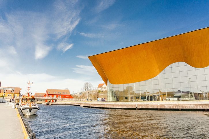 Pohled na Kilden Performing Arts Center, divadelní a koncertní sál v Kristiansandu, Norsko