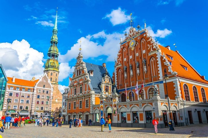 Riga - Radniční náměstí s domem černých hlav a kostel svatého Petra v Rize