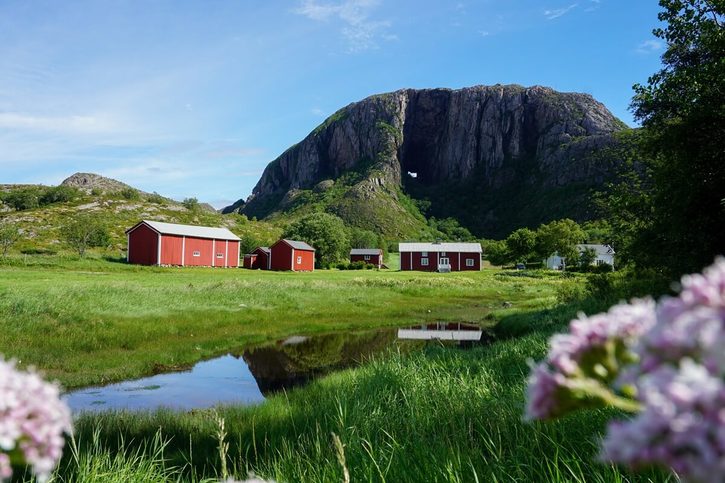 Brønnøysund - Pohled na mohutnou horu Torghatten