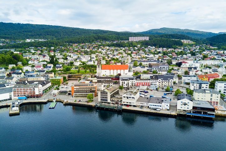Molde - Letecký panoramatický pohled zachycuje město Molde