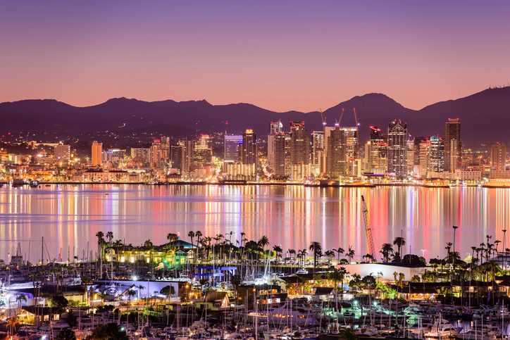 Večerní panorama nad zátokou v San Diego