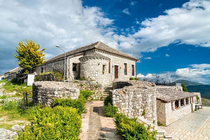 Saranda - Výhled na hrad Lëkurësi 