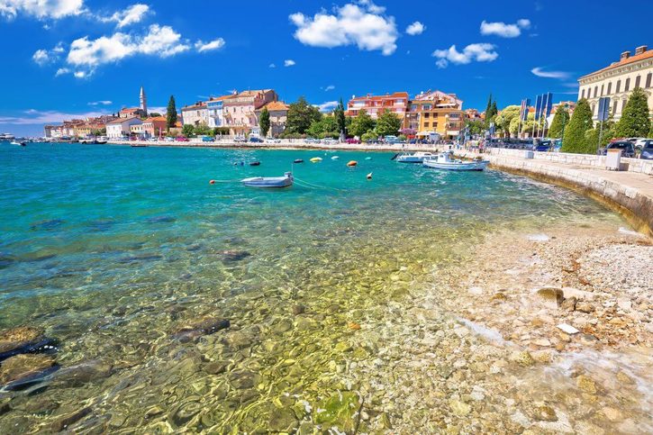 Rovinj - Pohled na pobřeží a pláž v Rovinji