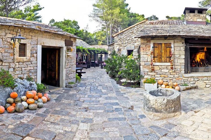 Šibenik - Typická ulička staré dalmatské kamenné vesnice 