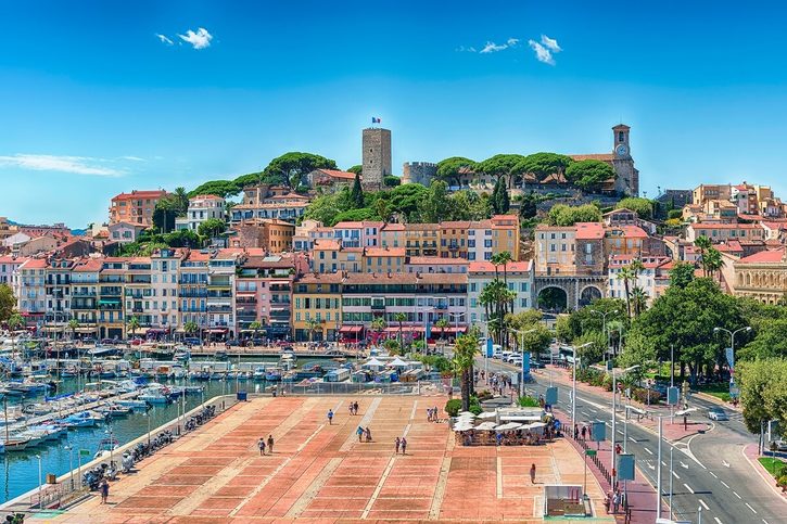Cannes - Letecký pohled na Starý přístav a čtvrť Le Suquet 