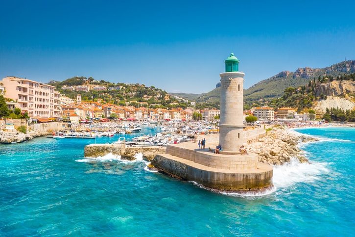 Cassis - Panoramatický pohled na maják s městem v pozadí.