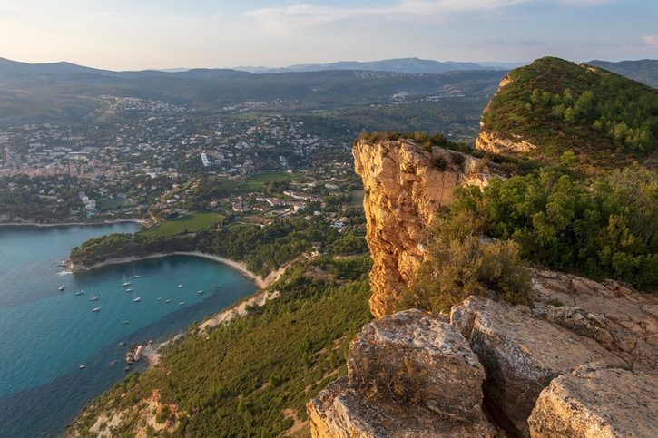 Cassis - Útesy Cap Canaille při západu slunce.