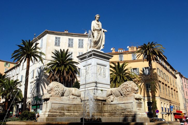 Ajaccio - Socha čtyř lvů a prvního konzula v Ajacciu