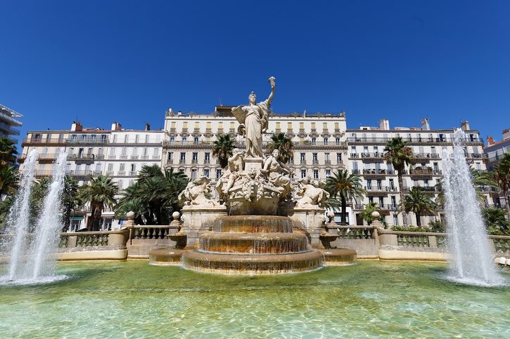 Náměstí svobody neboli Place de la Liberté v centru města Toulon.
