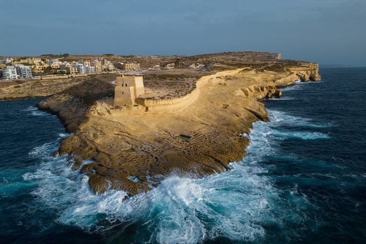 Xlendi - Letecký pohled na pobřeží ostrova Gozo s útesy.