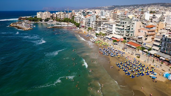 Chania - Letecký pohled na pláž v letovisku Nea Chora.