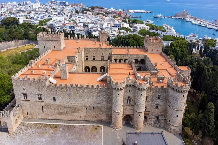 Rhodos - Staré město Rhodos s panoramatickým pohledem na Palác velmistrů