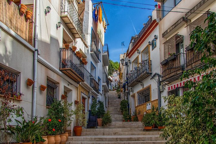 Alicante - historické domy v čtvrti Barrio Santa Cruz